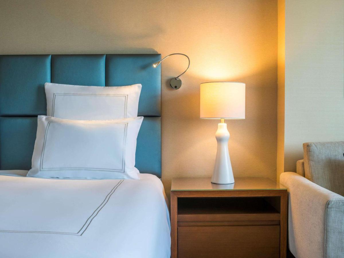 สวิสโซเทล อัล กูร์เร Hotel ดูไบ ภายนอก รูปภาพ A bed with a nightstand