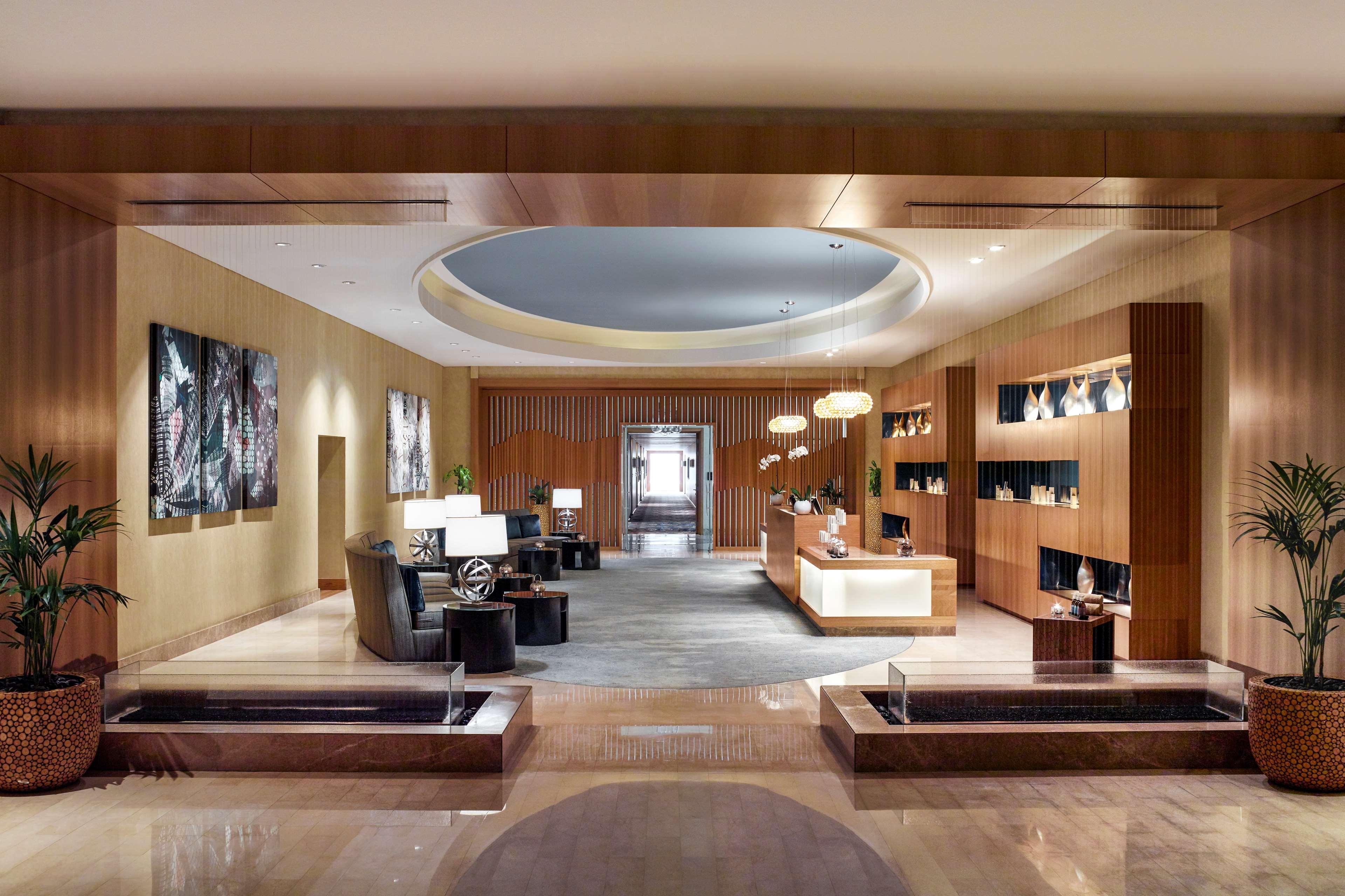 สวิสโซเทล อัล กูร์เร Hotel ดูไบ ภายนอก รูปภาพ The lobby of the Four Seasons Hotel