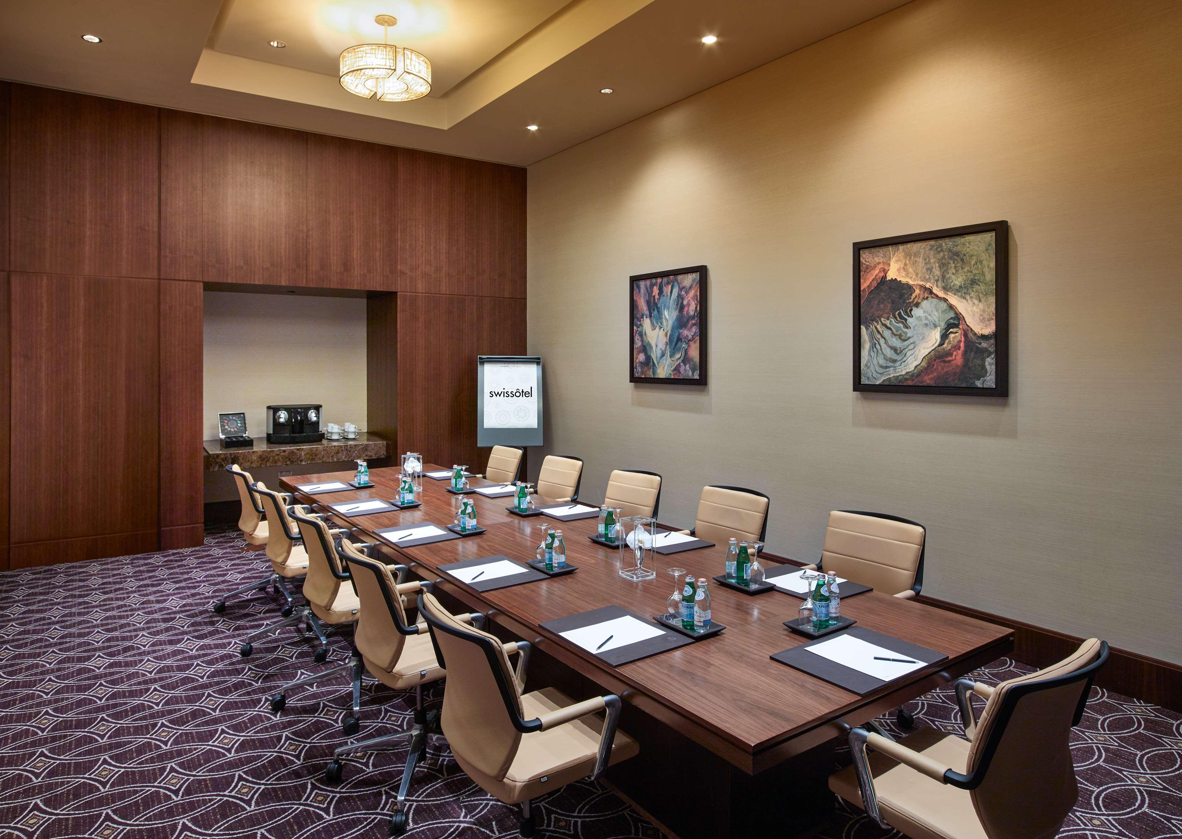 สวิสโซเทล อัล กูร์เร Hotel ดูไบ ภายนอก รูปภาพ A boardroom at a hotel
